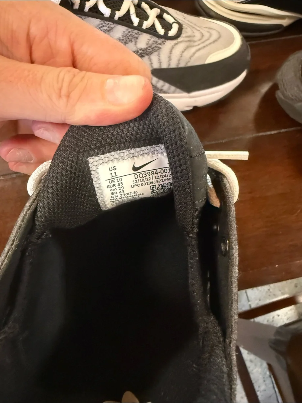 Nike Airmax Men's Black and White Wave-Pattern Sneakers